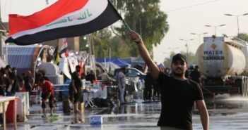 Hundreds of Iraqis protest over devaluation of currency 