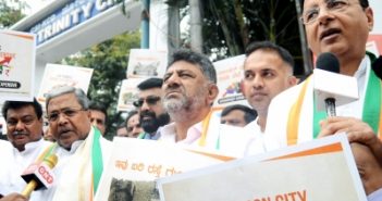 War over corruption in K'taka: Cong stages protest, BJP lodges