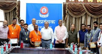 6 employees of Central Railway felicitated with General