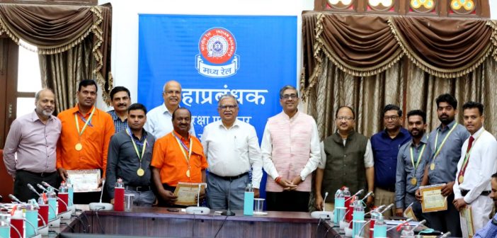 6 employees of Central Railway felicitated with General