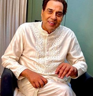 Netizen says Dharmendra is behaving like a 'struggling actor',