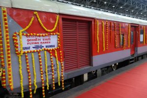 HON’BLE MOSR SMT. DARSHANA JARDOSH FLAGGED OFF THE NEWLY CONVERTED LHB RAKE OF FLYING RANEE EXPRESS